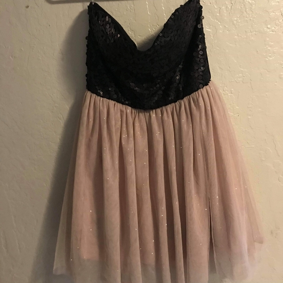 A Beautiful Party Dress - Picture 1 of 1